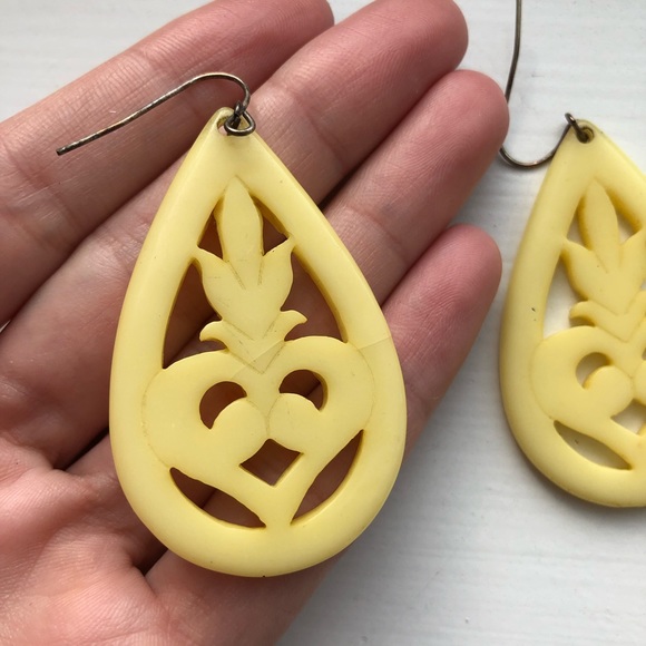 Vintage yellow ivory Victorian-style drop earrings - Picture 5 of 7